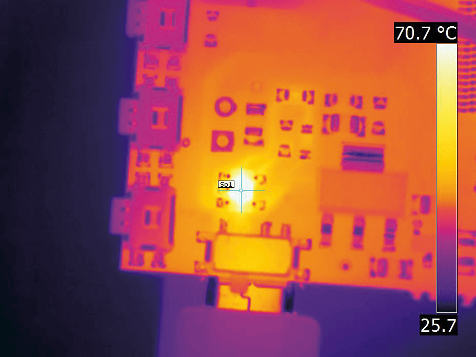 啟用了微距模式的FLIR T540相機(jī)拍攝的PCBA圖像。相機(jī)以微距模式在76°C測(cè)量目標(biāo)熱點(diǎn)。