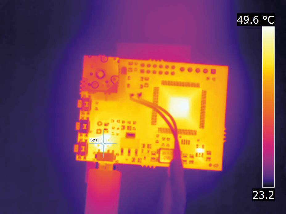 PCBA成像與FLIR T540相機(jī)沒(méi)有微距模式啟用。相機(jī)在沒(méi)有微距模式的情況下，在74°C下對(duì)目標(biāo)熱點(diǎn)進(jìn)行測(cè)量。